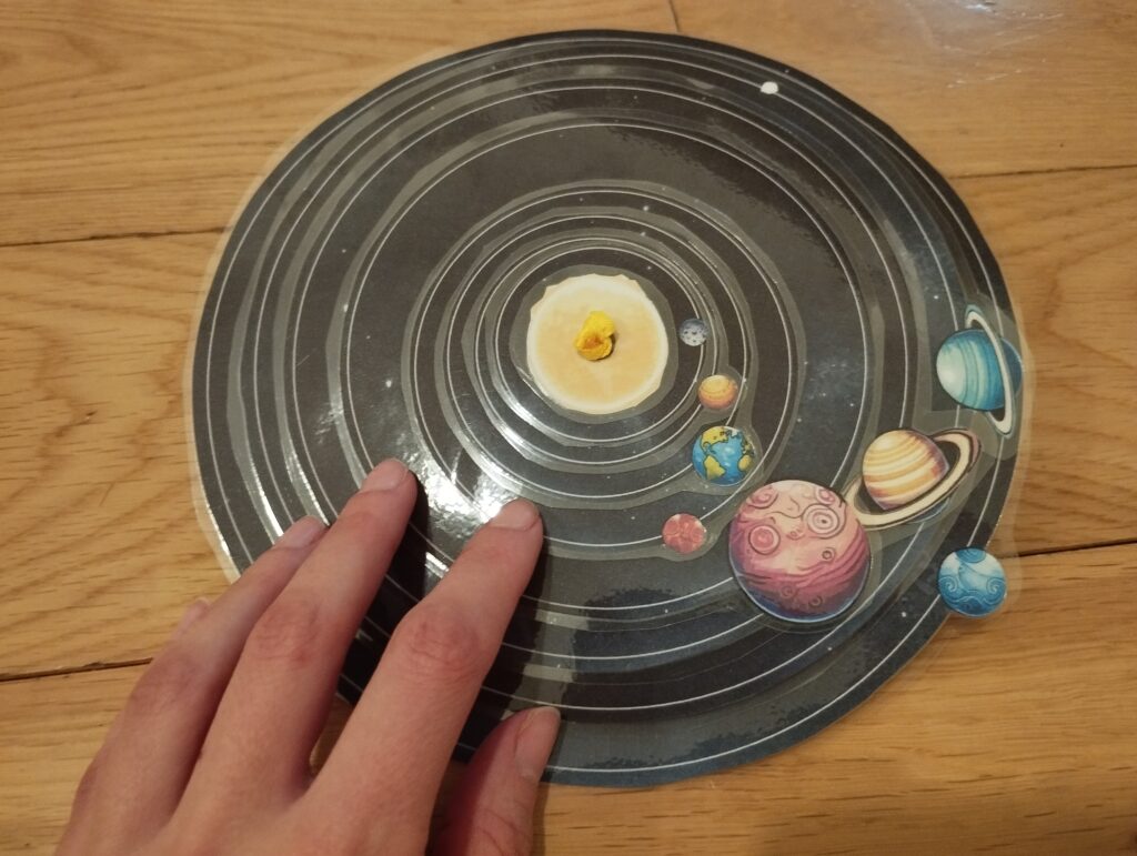 Modelo interactivo del Sistema Solar mostrando los planetas en sus órbitas alrededor del Sol. Manualidad educativa con piezas móviles.